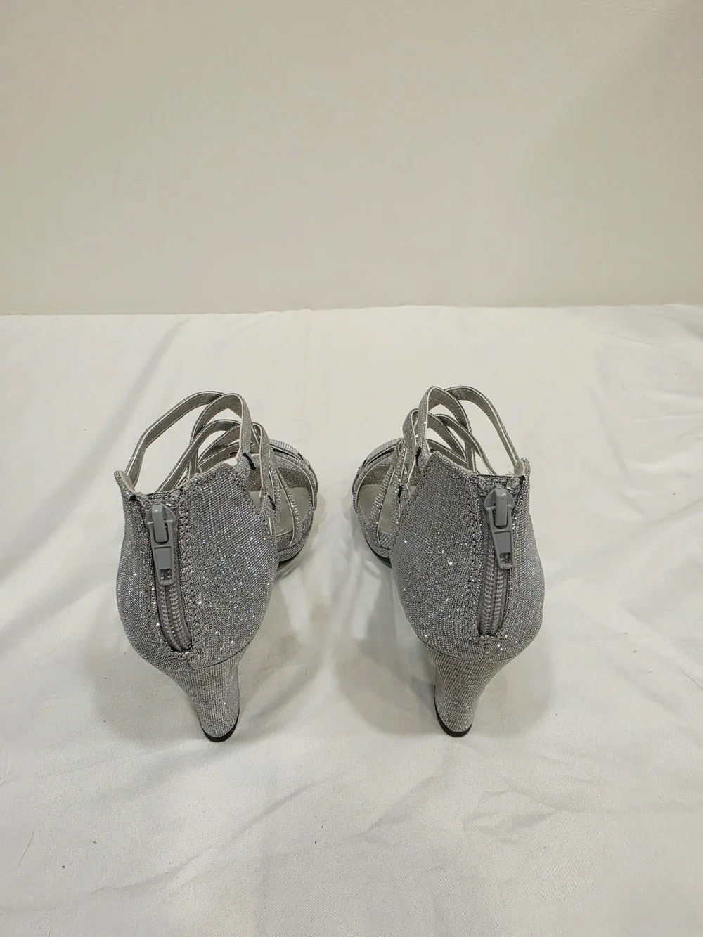 easy street Silver Glitter Bee Size 7.5 WW Strappy Heeled Sandals